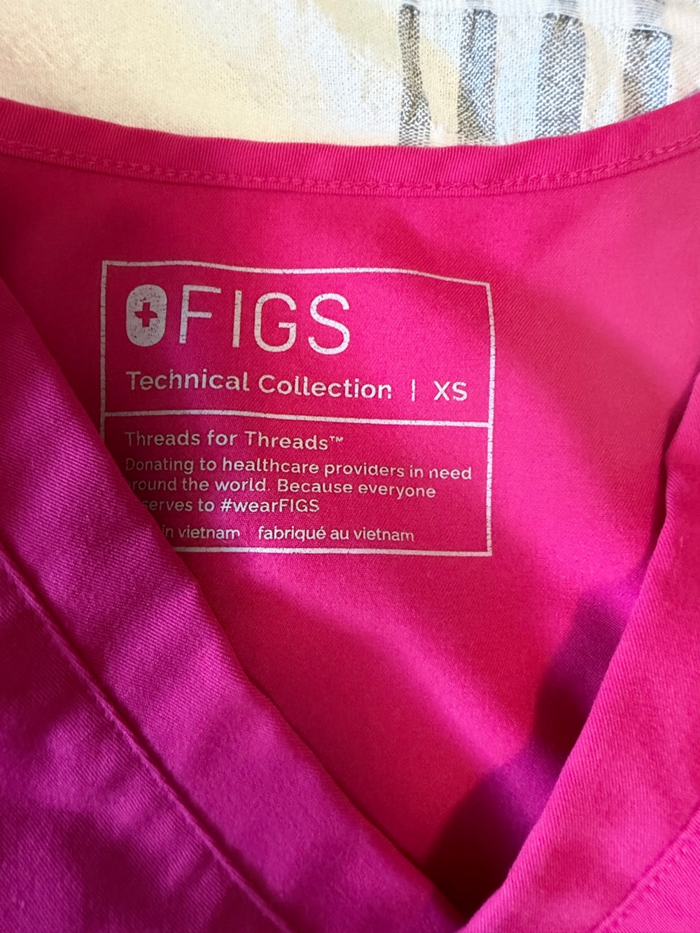 FIGS XS Shocking pink set great used condition - Picture 3 of 4